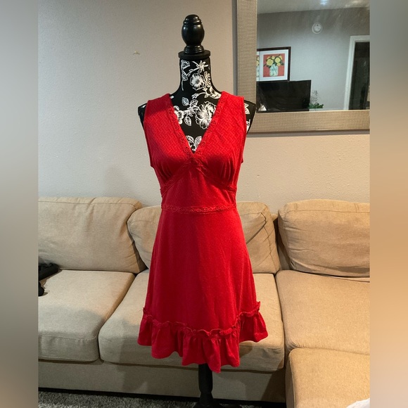 Dress in red color - Picture 1 of 3